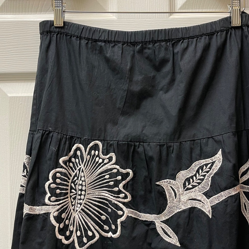 Tunique Women's Small Black Tiered Boho Skirt w/ White Floral Embroidery Cotton‎